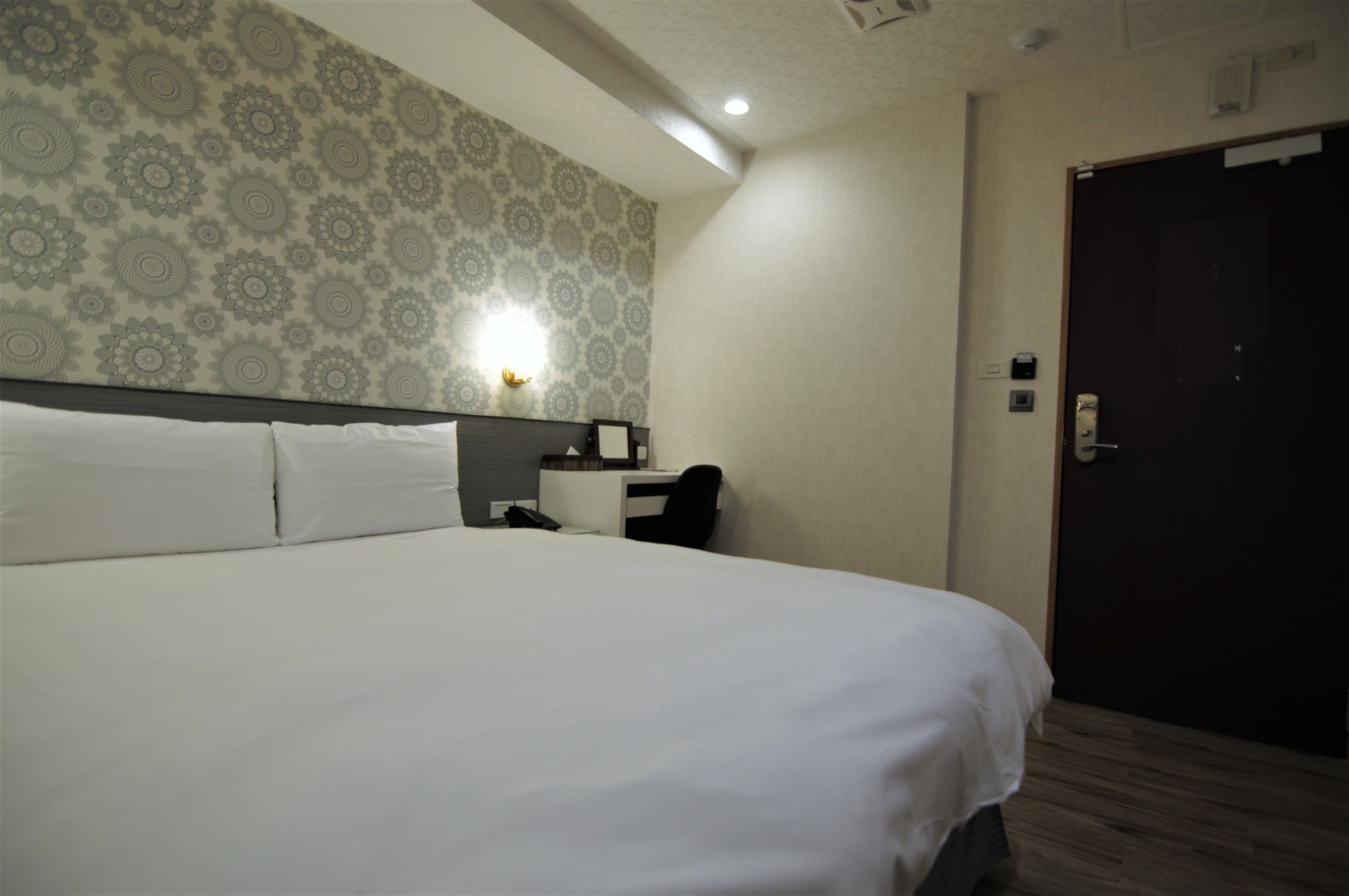 desk, soundproofing, free wifi, bed sheets