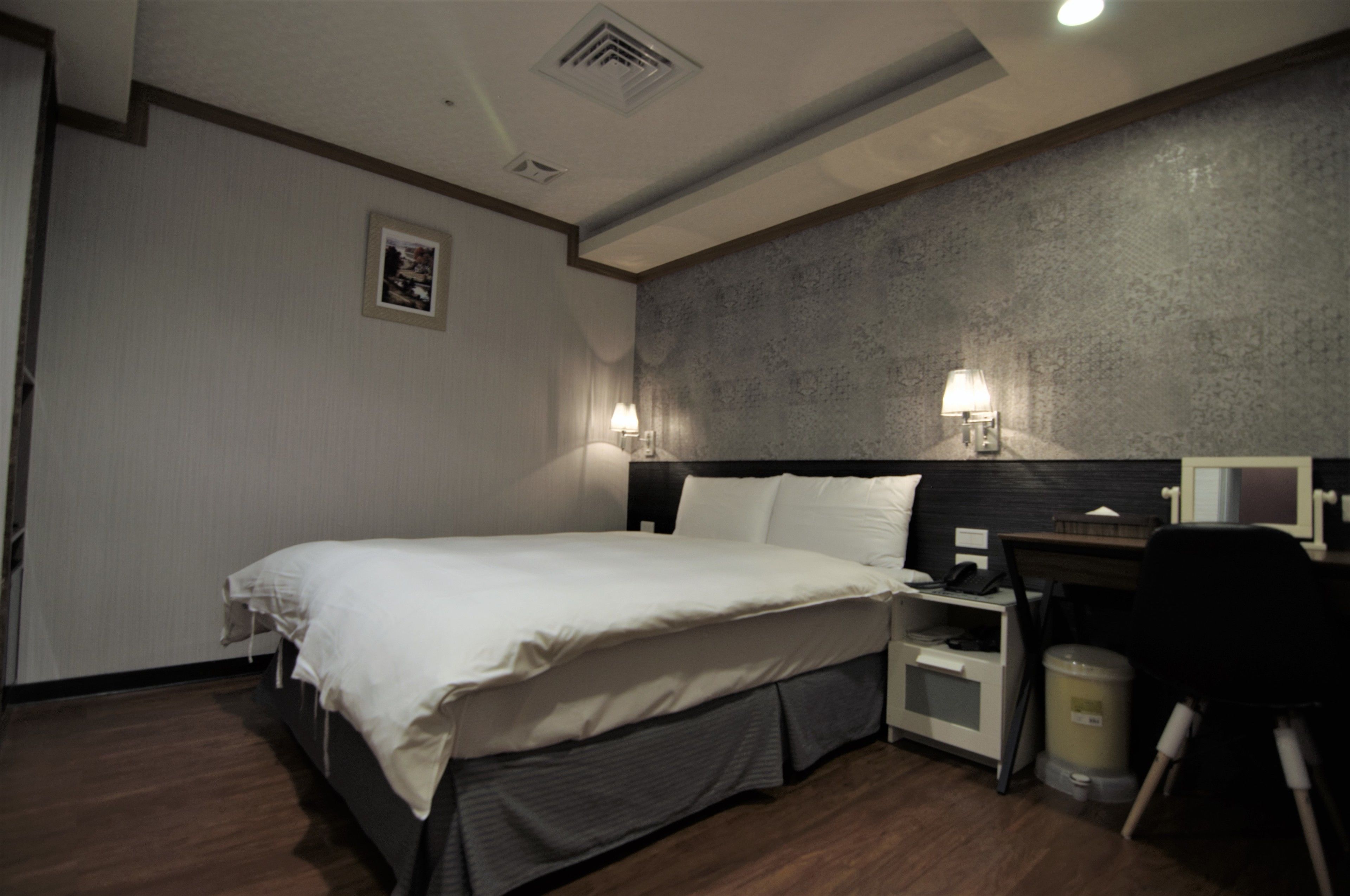 desk, soundproofing, free wifi, bed sheets