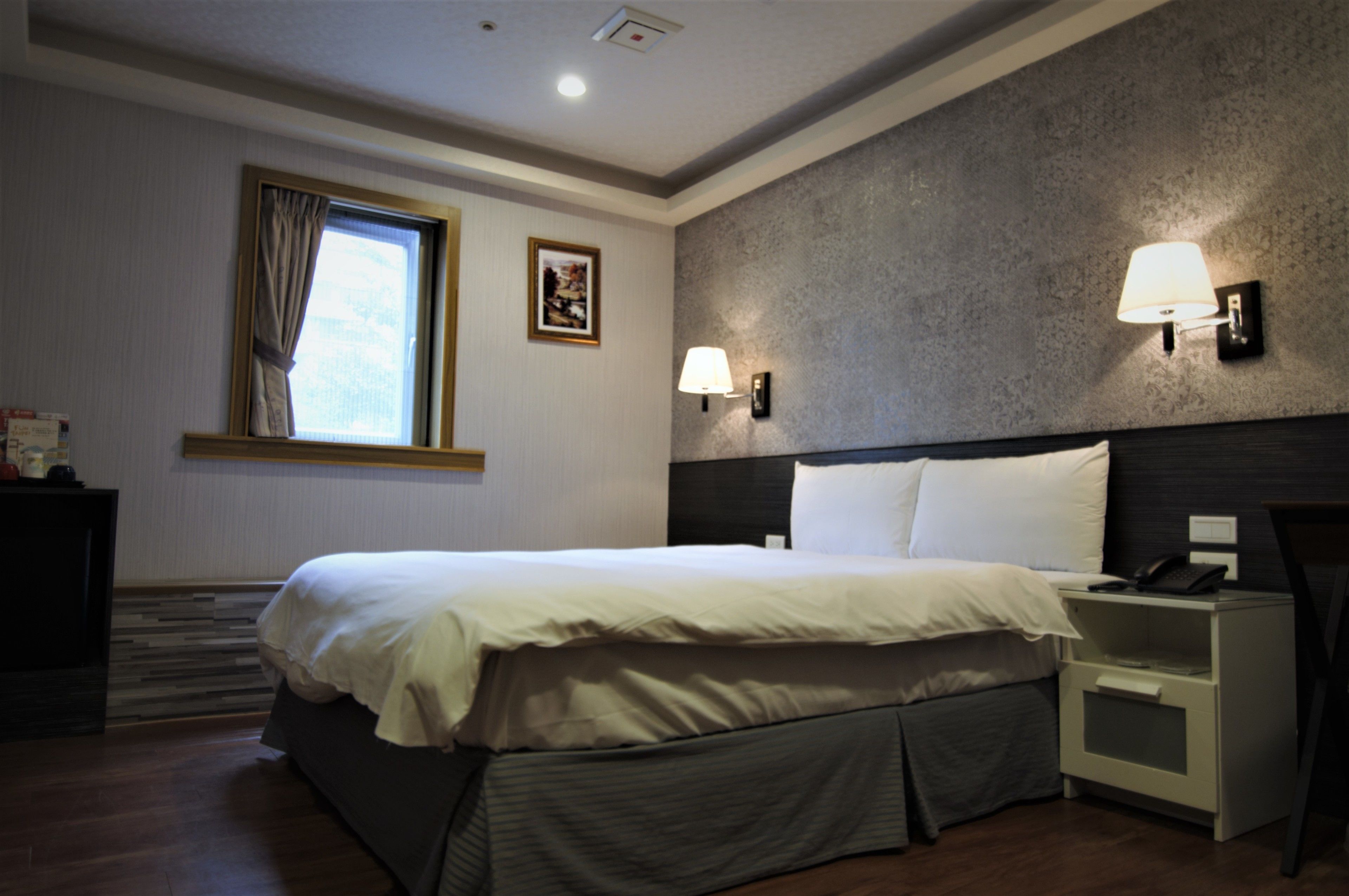 deluxe double room | desk, soundproofing, free wifi, bed sheets