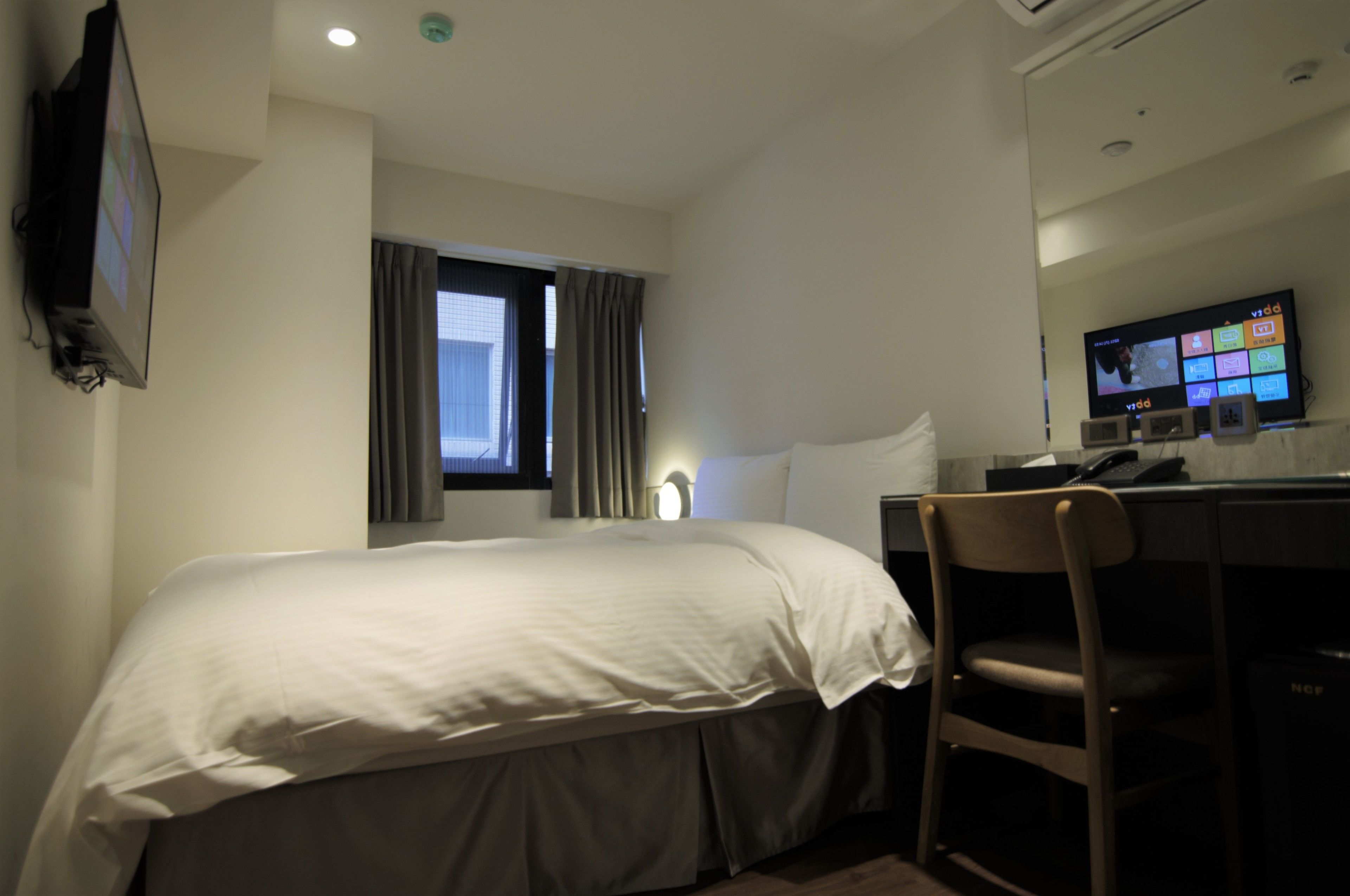design double room | desk, soundproofing, free wifi, bed sheets