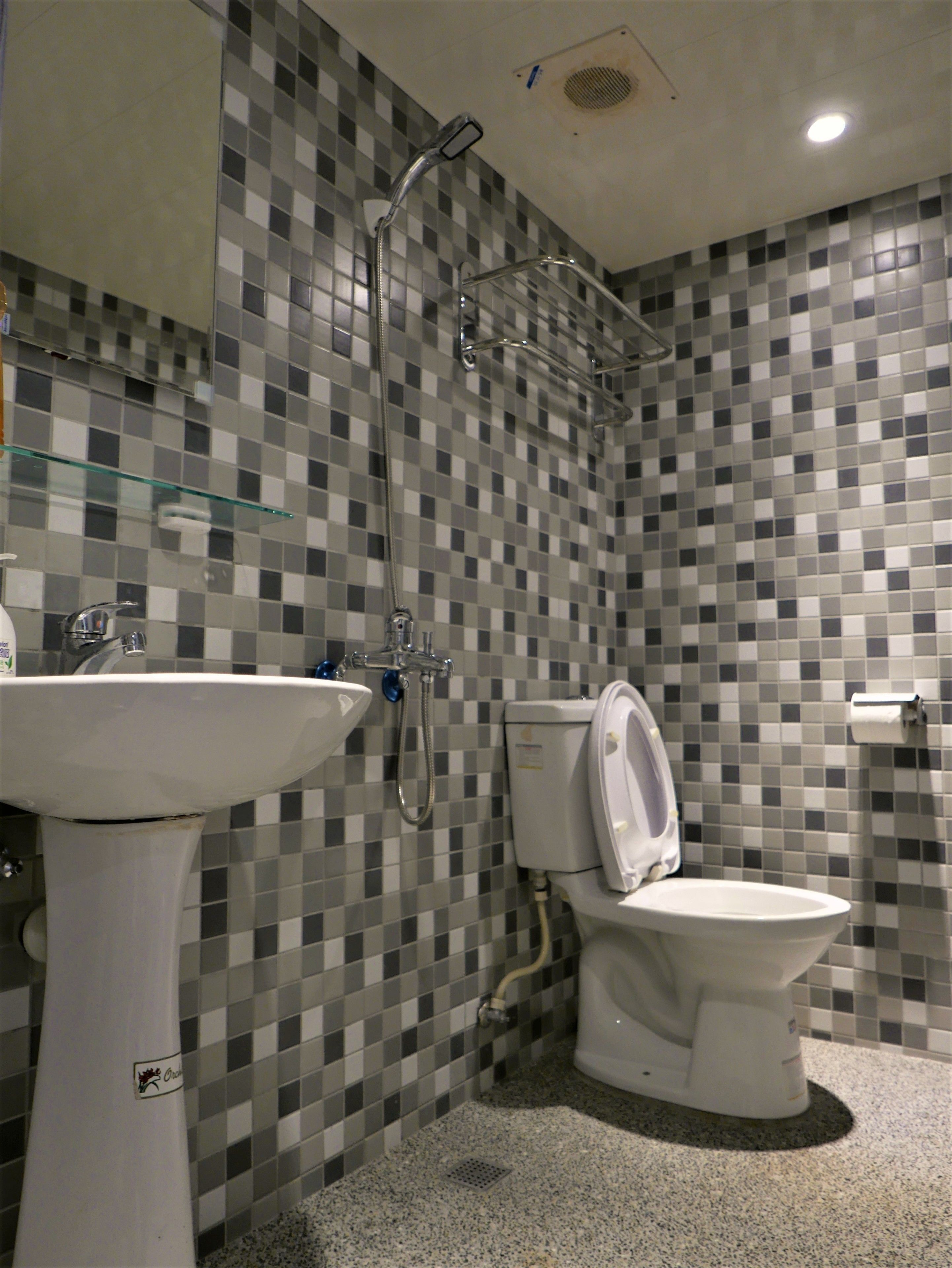 business single room, shared bathroom, no view (on sale) | bathroom | towels