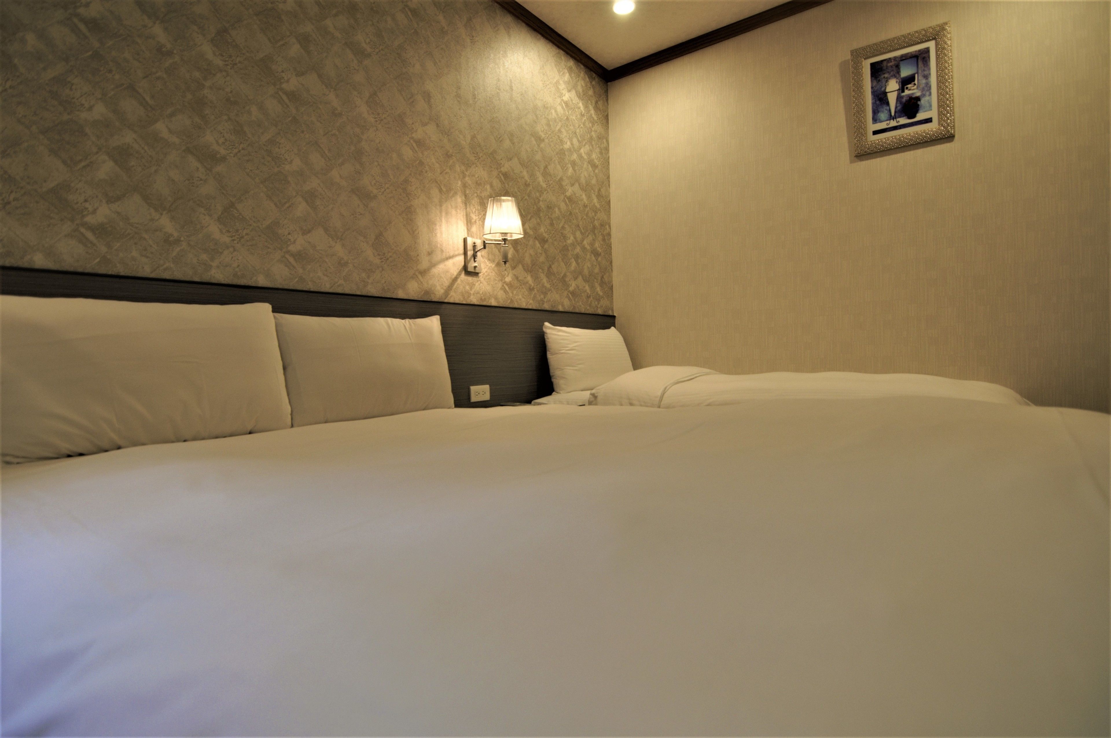 triple room, no windows | desk, soundproofing, free wifi, bed sheets