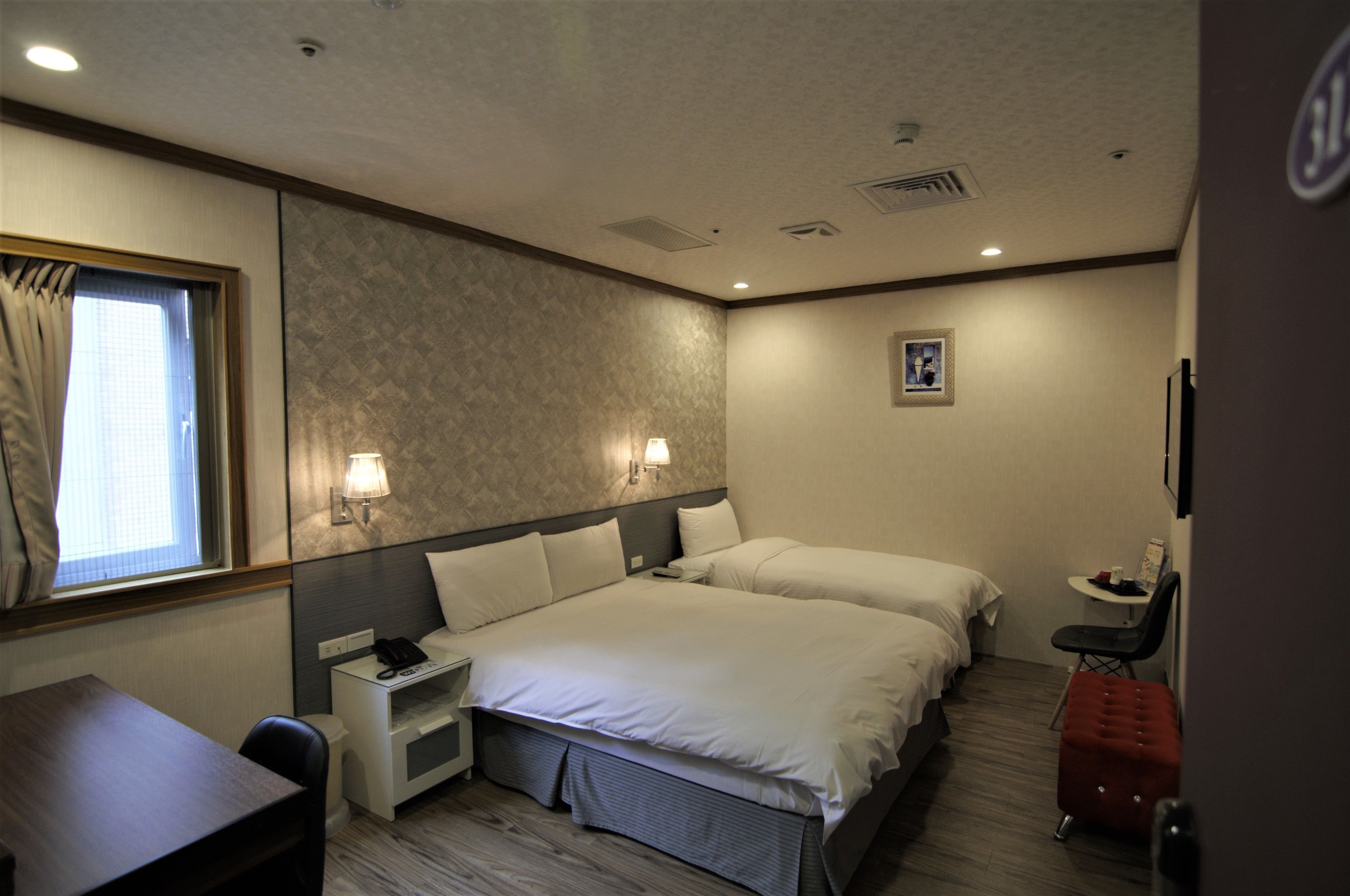 triple room, no windows | desk, soundproofing, free wifi, bed sheets