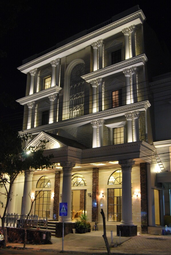 Front of property – evening/night - Apple Green Hotel (Batu)
