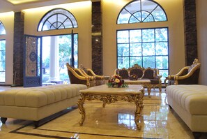 Lobby sitting area - Apple Green Hotel (Batu)