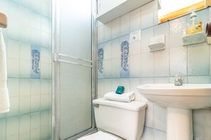 Standard Single Room | Bathroom | Shower, free toiletries, towels - Ayenda Casa Hostal del Norte (Bogotá)