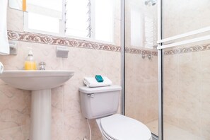Standard Double Room | Bathroom | Shower, free toiletries, towels - Ayenda Casa Hostal del Norte (Bogotá)