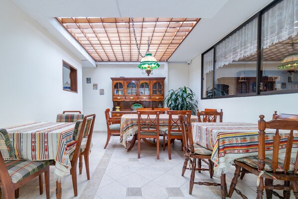 Phục vụ bữa sáng, bữa trưa và bữa tối 