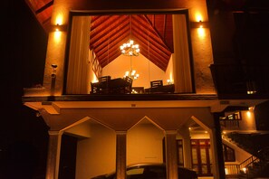 Voorkant accommodatie - avond/nacht