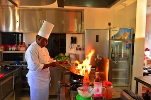 Frigorífico, microondas (previa solicitud), horno y lavavajillas