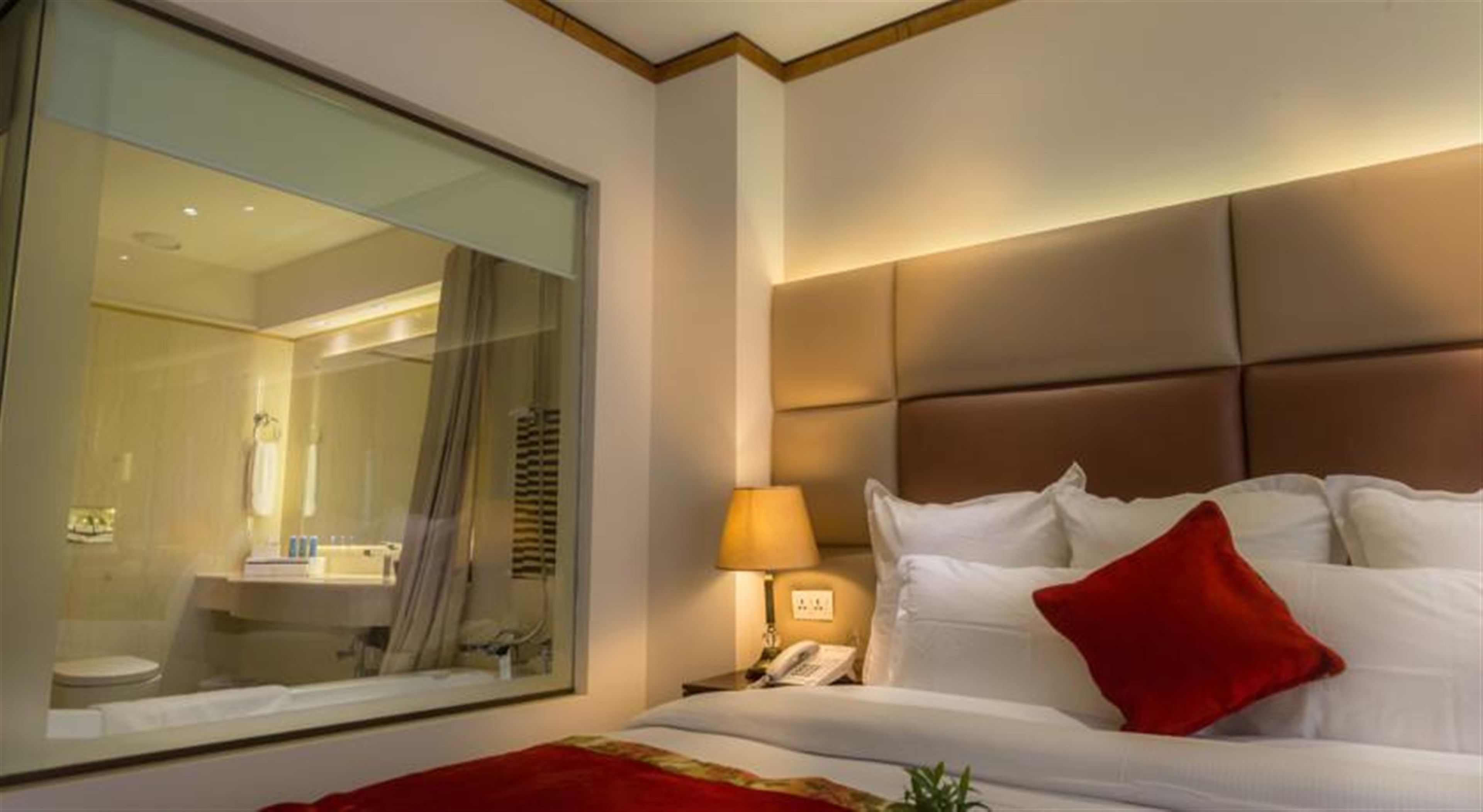 deluxe double room | minibar, in-room safe, desk, blackout curtains
