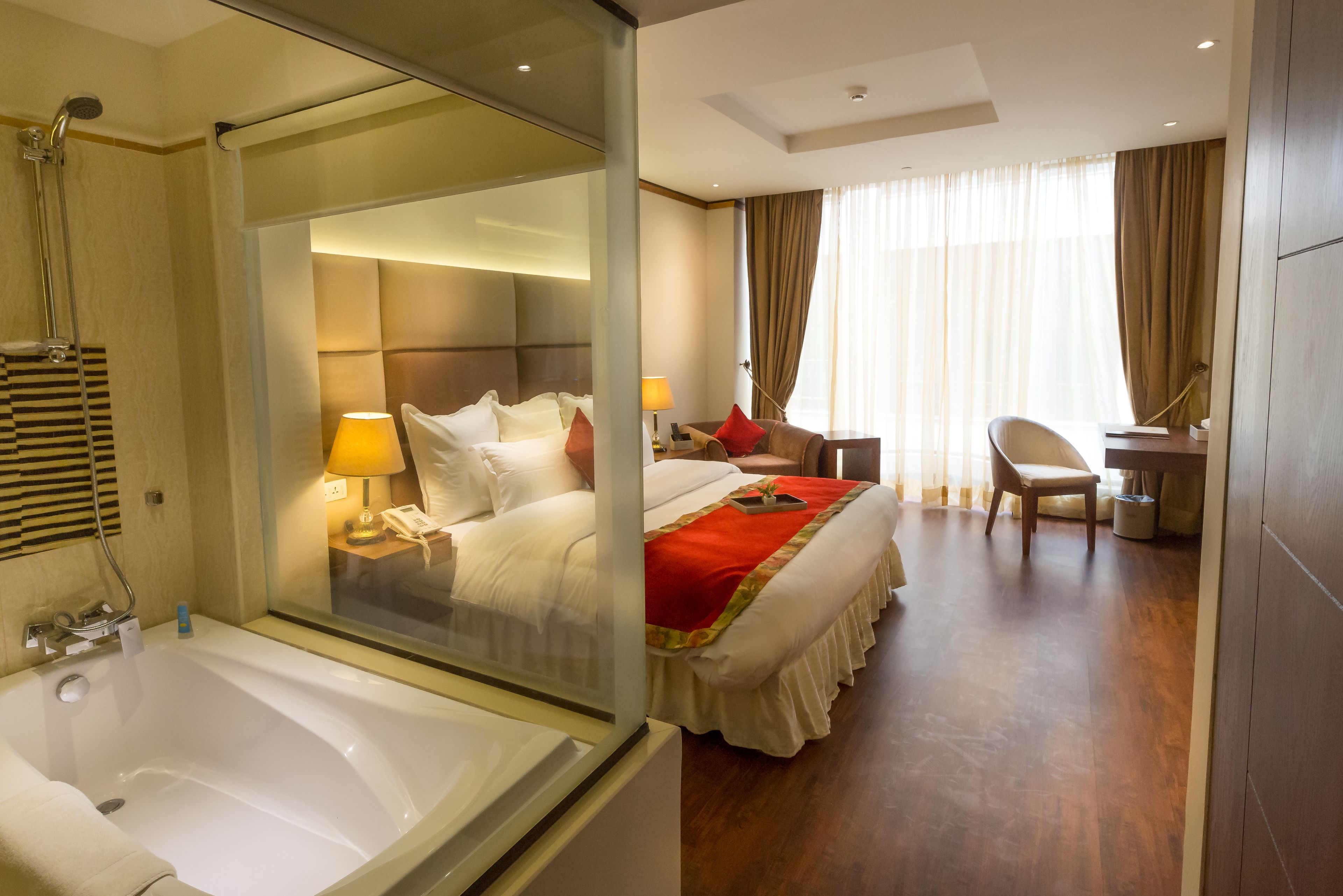 deluxe double room | minibar, in-room safe, desk, blackout curtains