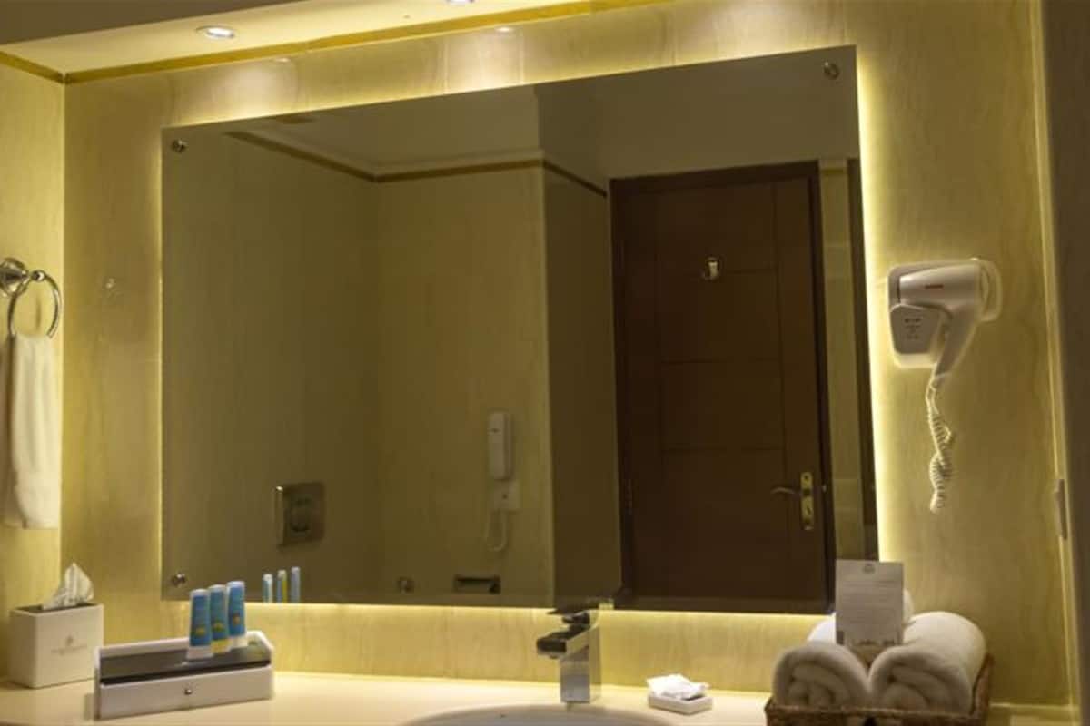 deluxe twin room | bathroom | shower, free toiletries, hair dryer, slippers