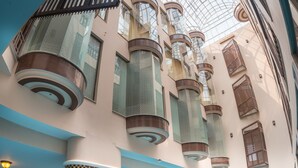 Una piscina interior con techos altos y columnas decorativas.