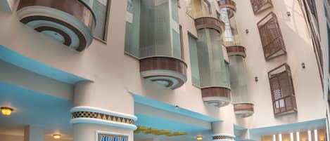 Sisäuima-allas, aurinkotuoleja