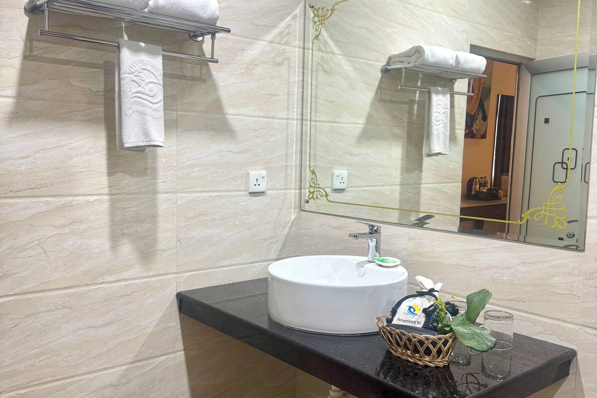 shower, rainfall showerhead, free toiletries, slippers