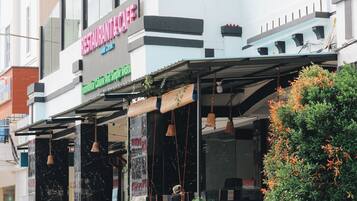 Breakfast, lunch, dinner served; international cuisine