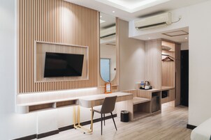 Grand Deluxe | Desk, laptop workspace, blackout drapes, WiFi (free)