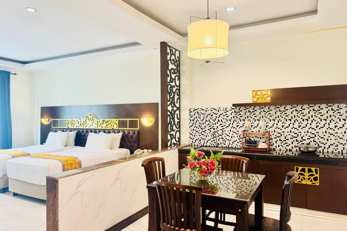 deluxe studio twin | private kitchenette | fridge, electric kettle