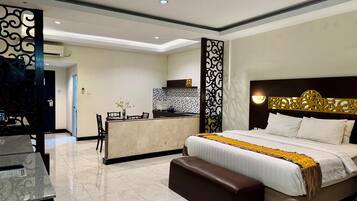 Deluxe Studio Suite | Desk, laptop workspace, blackout drapes, free WiFi