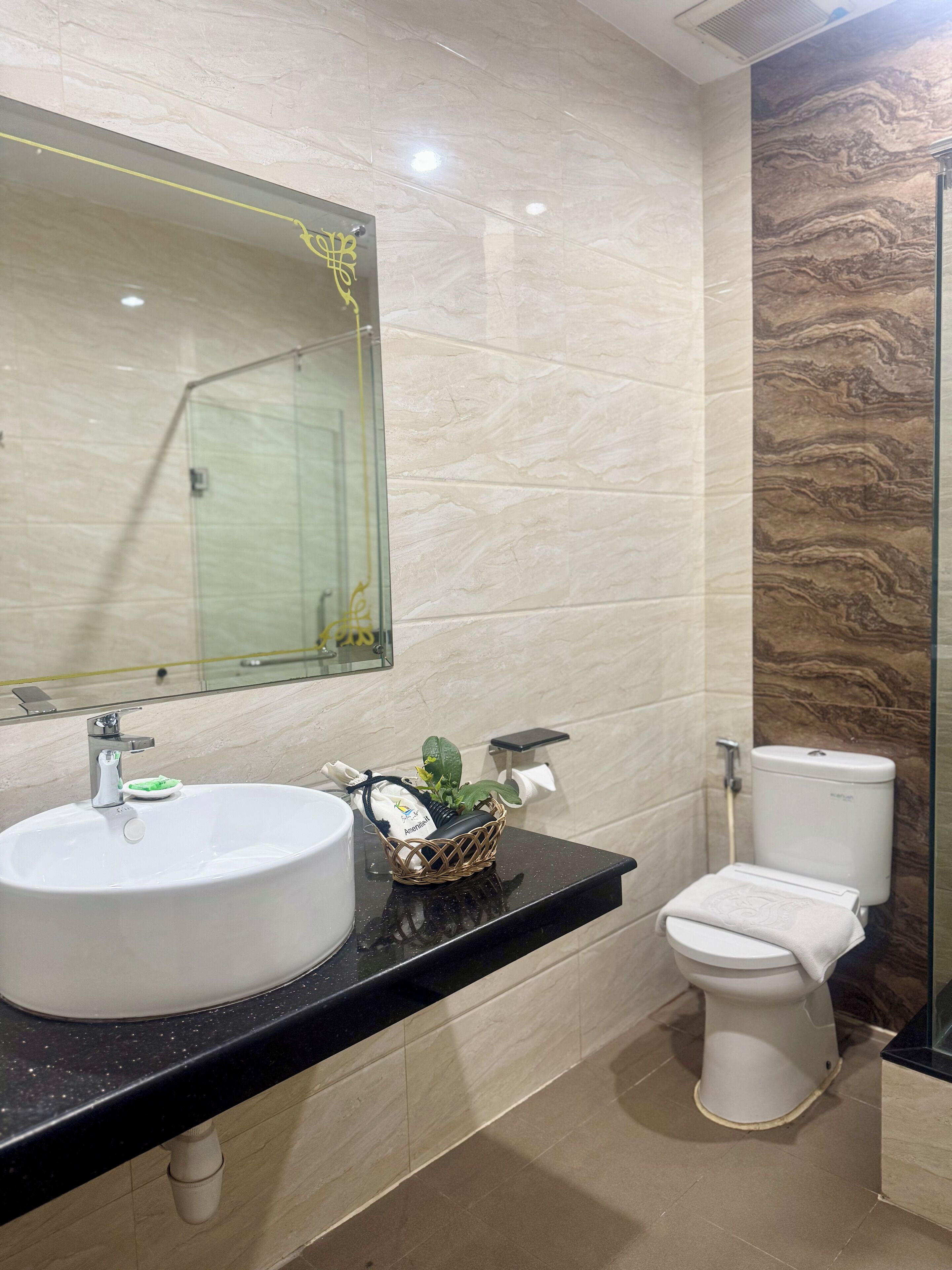 shower, rainfall showerhead, free toiletries, slippers