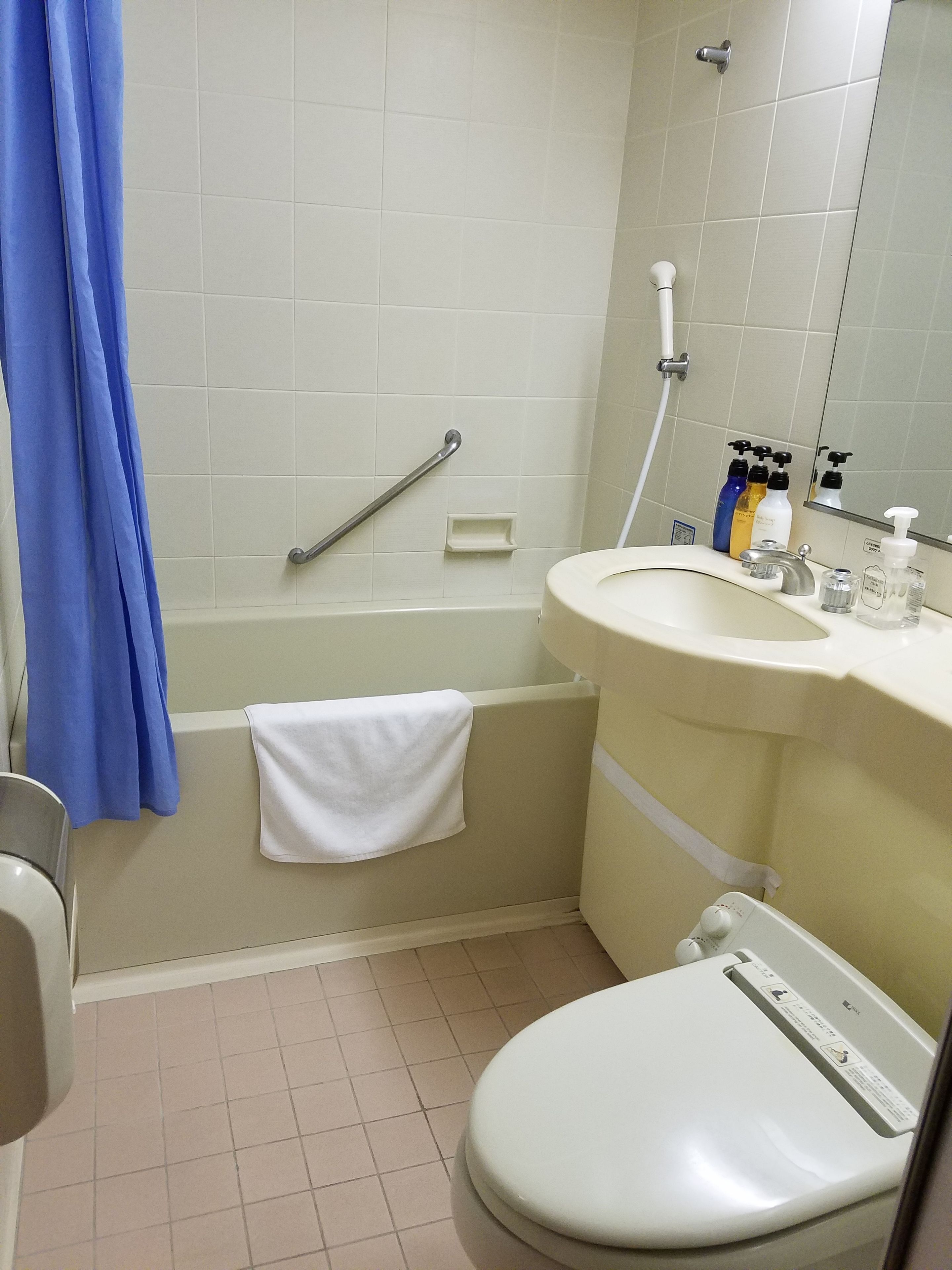 combined shower/bathtub, deep-soaking bathtub, hair dryer, slippers