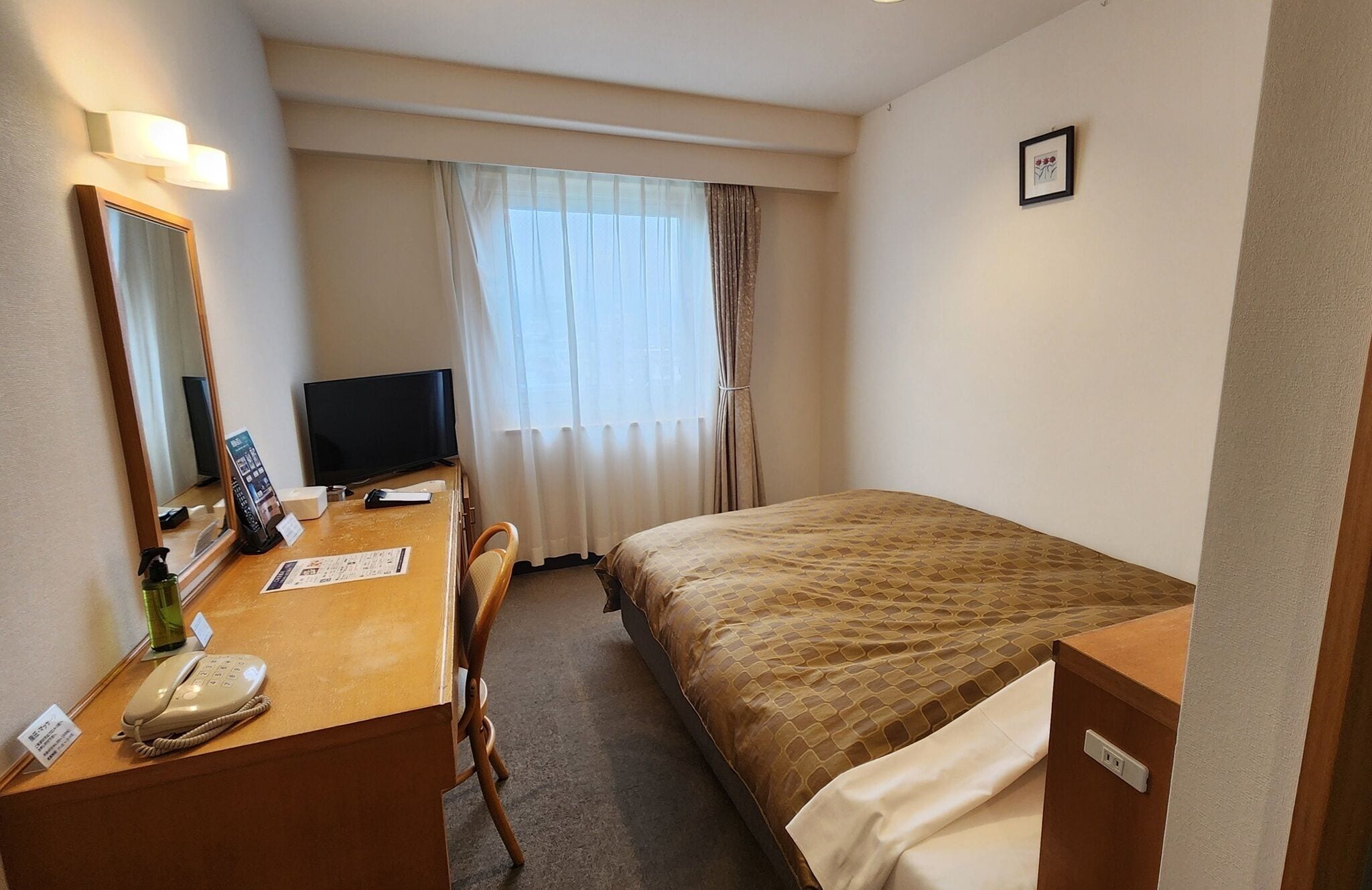 desk, iron/ironing board, free wifi