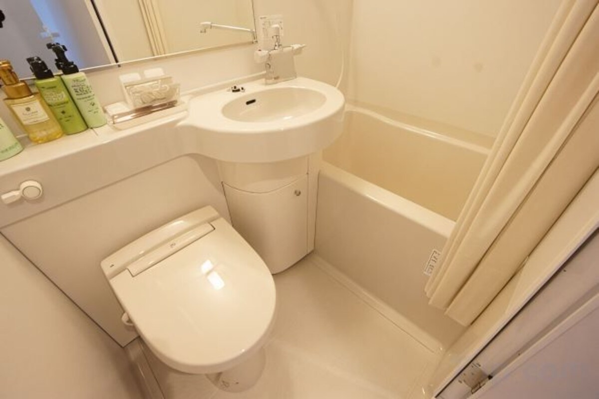 Suihkun ja ammeen yhdistelmä, ilmaiset hygieniatuotteet, hiustenkuivaaja