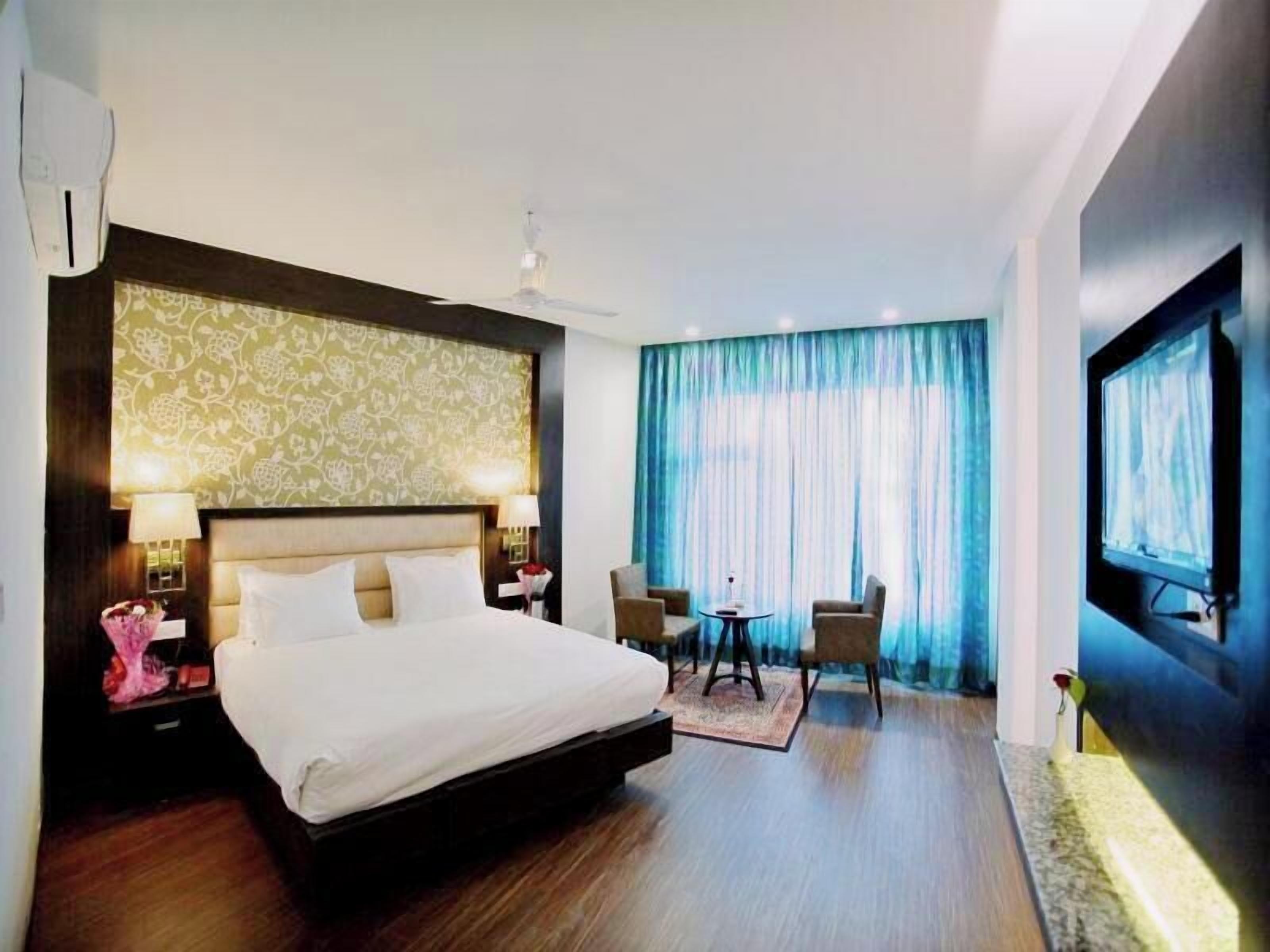 Premium bedding, iron/ironing board, free WiFi