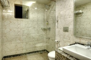 Executive Suite, 1 Bedroom, Non Smoking | Peralatan tempat tidur premium, seterika/papan seterika, Wi-fi percuma 