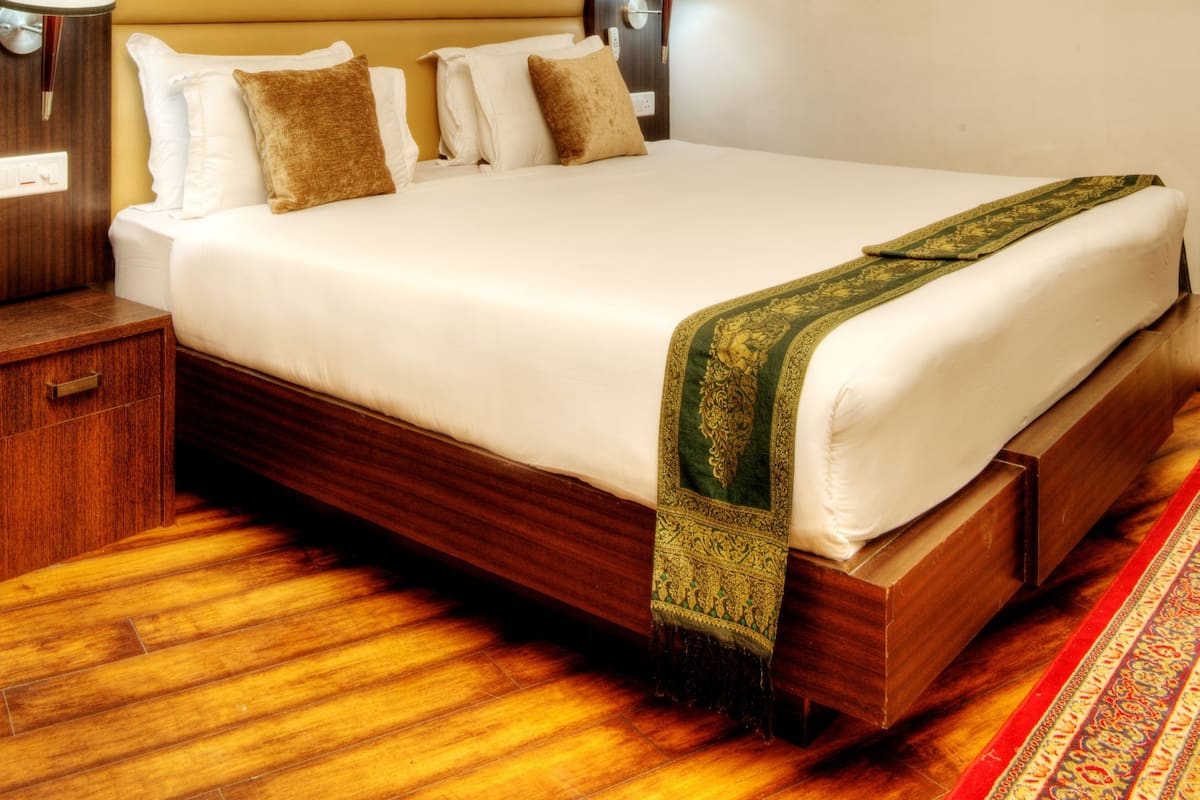 Deluxe Double Room, Non Smoking | Premium bedding, iron/ironing board, WiFi (free)