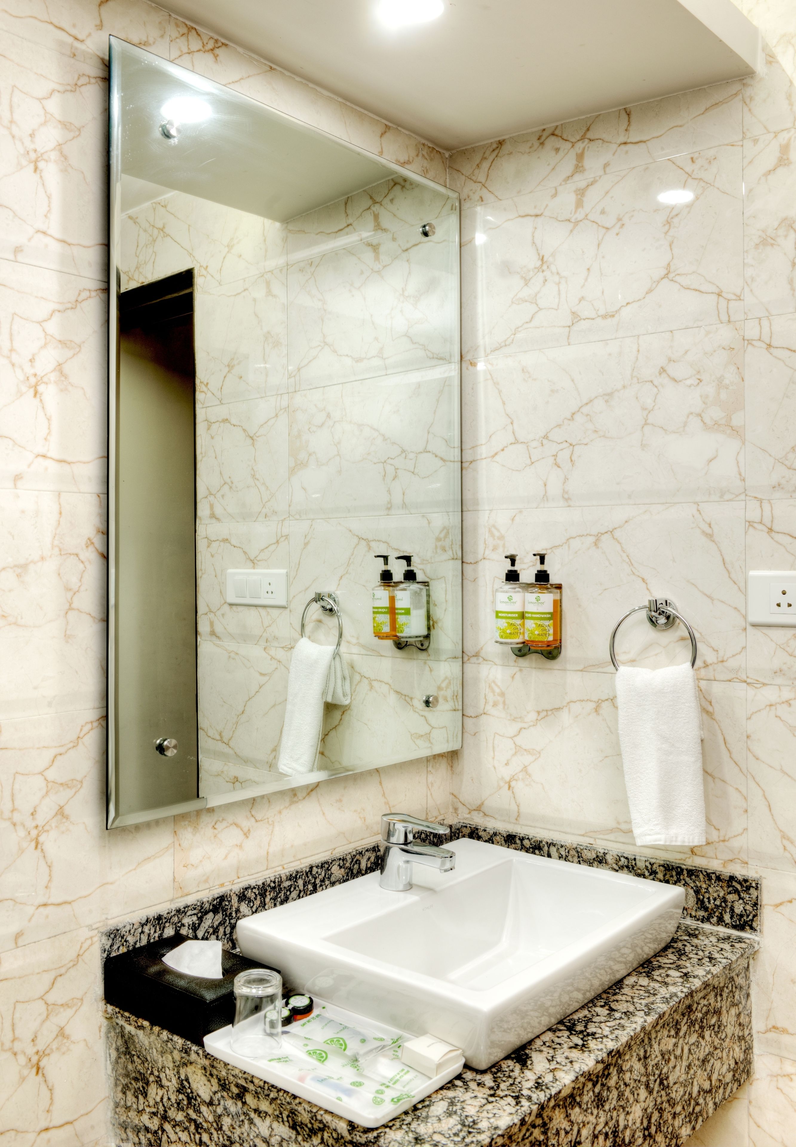 deluxe double room, non smoking | bathroom | shower, free toiletries, towels