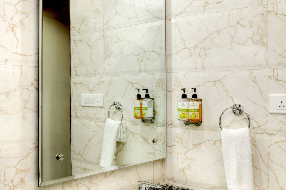 deluxe double room, non smoking | bathroom | shower, free toiletries, towels