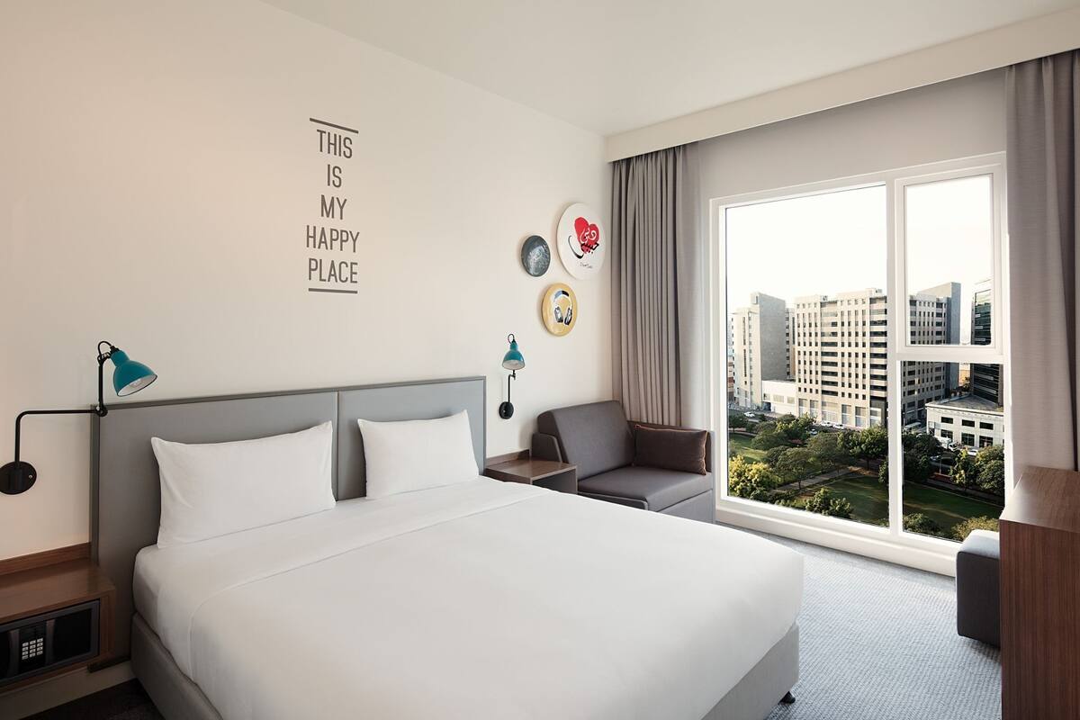 Room (Rover, Shuttle to Beach & Outlet Mall) | In-room safe, desk, soundproofing, free cribs/infant beds