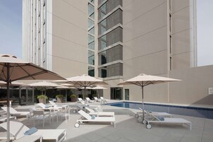 室外游泳池，08:00 至 20:00 开放，池畔遮阳伞，日光浴躺椅