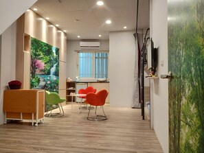 Quarto quádruplo empresarial, geladeira, no piso térreo | 5 quartos, cortinas blackout, quartos à prova de som, Wi-Fi de cortesia