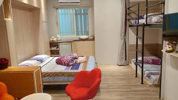 Business Dört Kişilik Oda, Buzdolabı, Zemin Kat | 5 yatak odası, güneşlik/perde, ses yalıtımı, ücretsiz kablosuz İnternet