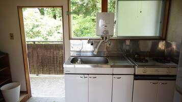 Lemari es, kompor, dan peralatan masak/sendok-piring