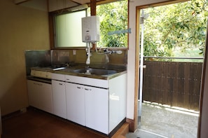 Fridge, stovetop, cookware/dishes/utensils - Villa Shirahama (Shimoda)