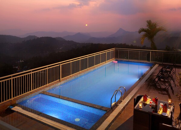 Outdoor pool - The Munnar Queen (Devikolam)