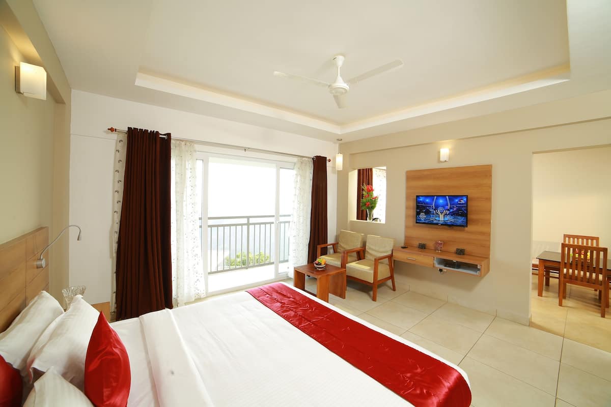 Una habitación de hotel con cama, televisión, escritorio y silla.