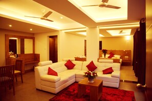 蜜月套房, 1 張特大雙人床 | 迷你吧、房內夾萬、手提電腦工作空間、隔音