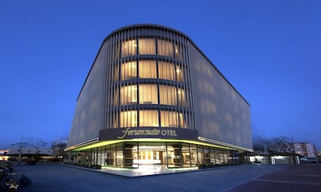 Fachada de la propiedad por la tarde o noche