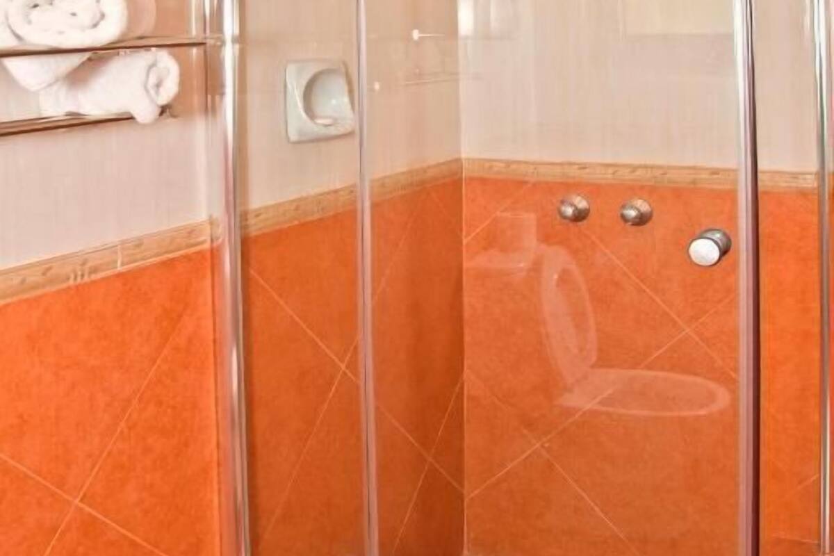 shower, free toiletries, towels