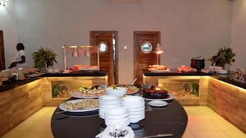 Breakfast, lunch, dinner served; international cuisine