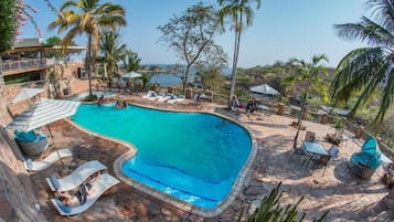 Piscine extérieure, parasols de plage, chaises longues