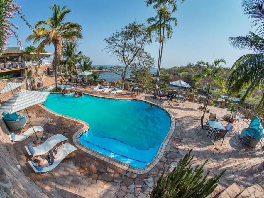 Piscine extérieure, parasols de plage, chaises longues