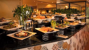2 restaurants, breakfast, lunch, dinner served; international cuisine