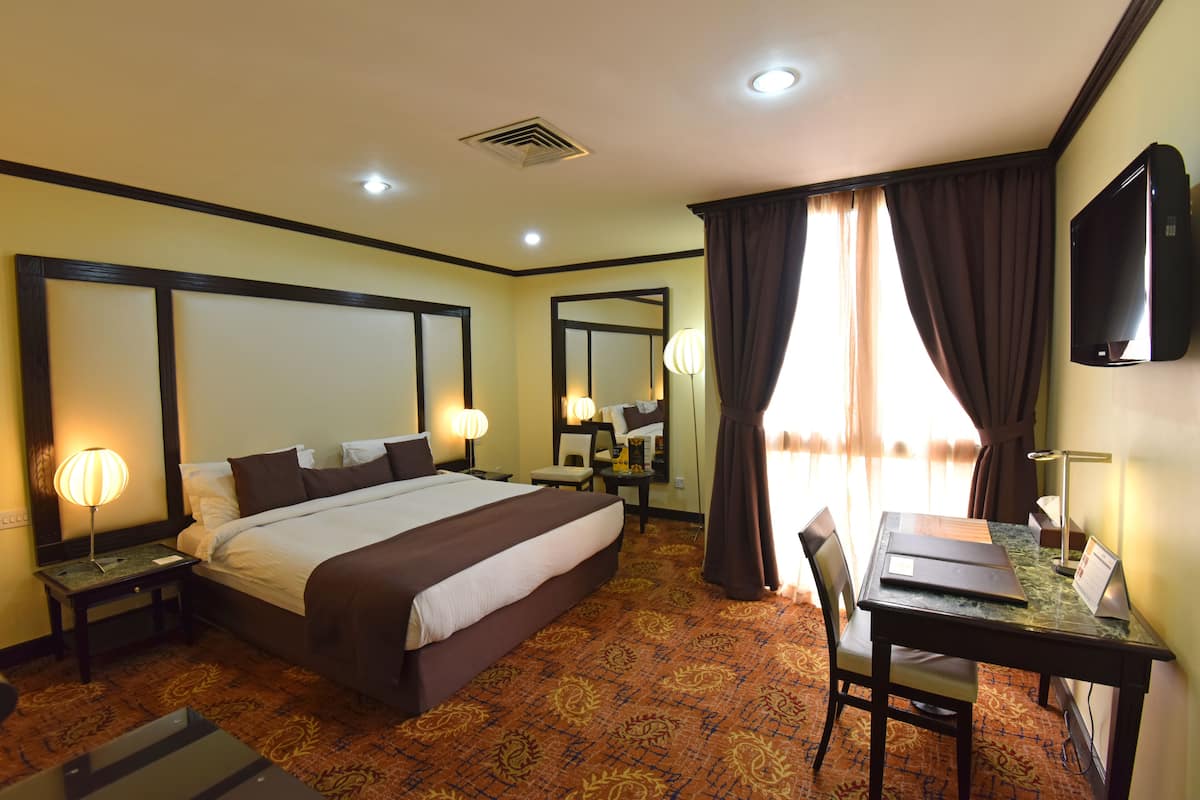 Deluxe Room | Minibar, in-room safe, individually furnished, desk