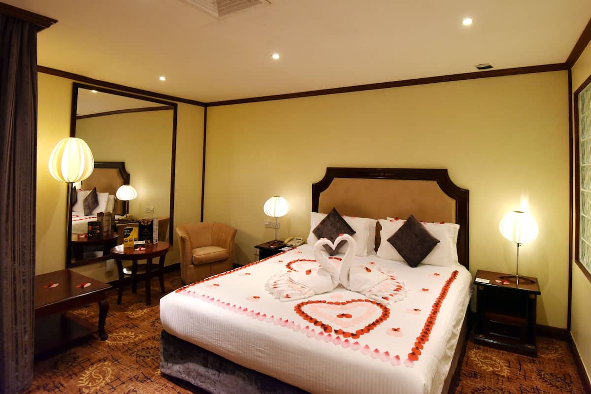 Executive King Room | Minibar, in-room safe, individually furnished, desk
